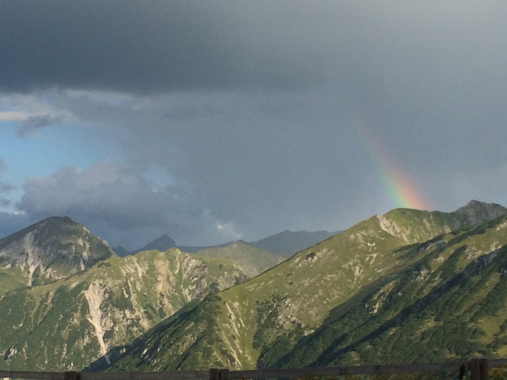 Regenbogen nach kurzem Regen in der Früh