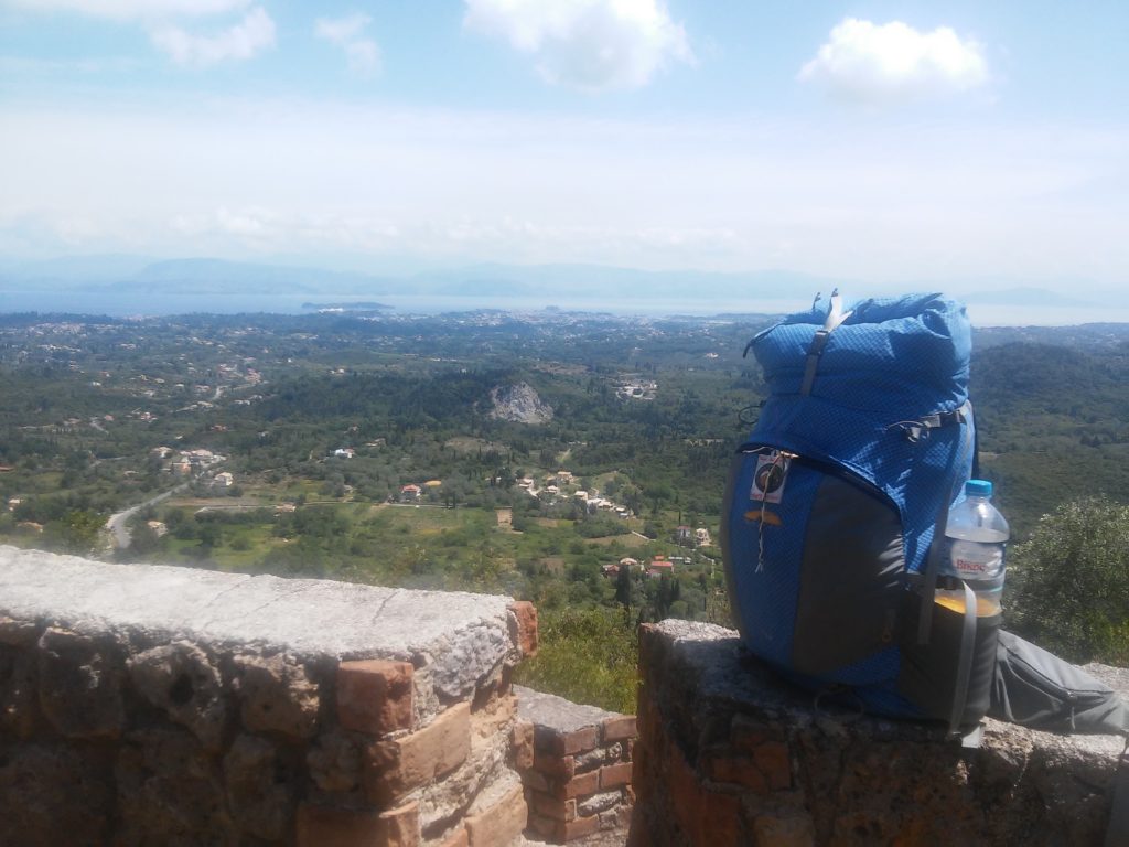 Des Wanderführers Rucksack am Kaisers Throne